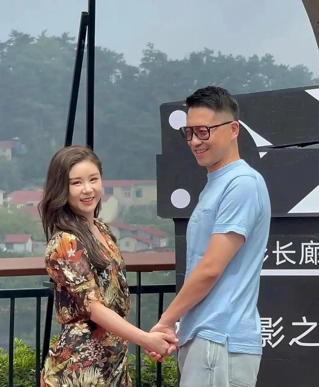 王雷和老婆李小萌在庐山被拍到，俩人一路撒狗粮。

庐山那天的雾还没散干净，这对夫