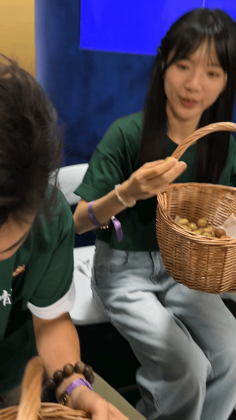 李思潼被夸漂亮就甜甜地笑给李思潼要油柑，还贴心帮忙精挑细选。被问到怎么挑，她骄傲