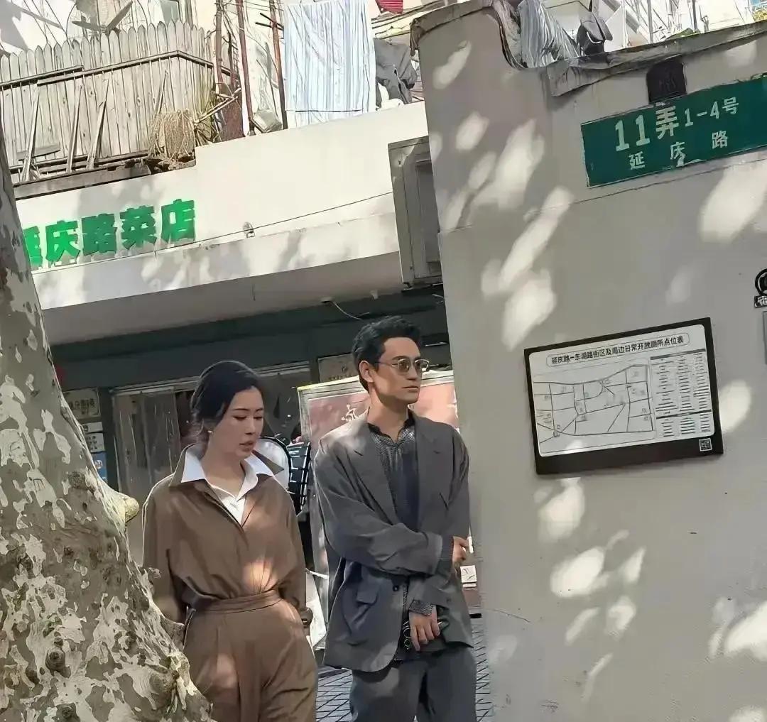 30岁差夫妻又传离？同框3秒全灭
 
镜头里，王石顺手把田朴珺歪掉的衣领翻好，动