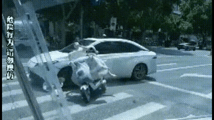 文中“白色小车无故遭遇飞来横祸...”，此话差矣! 白色小车在人行横道线前不减速