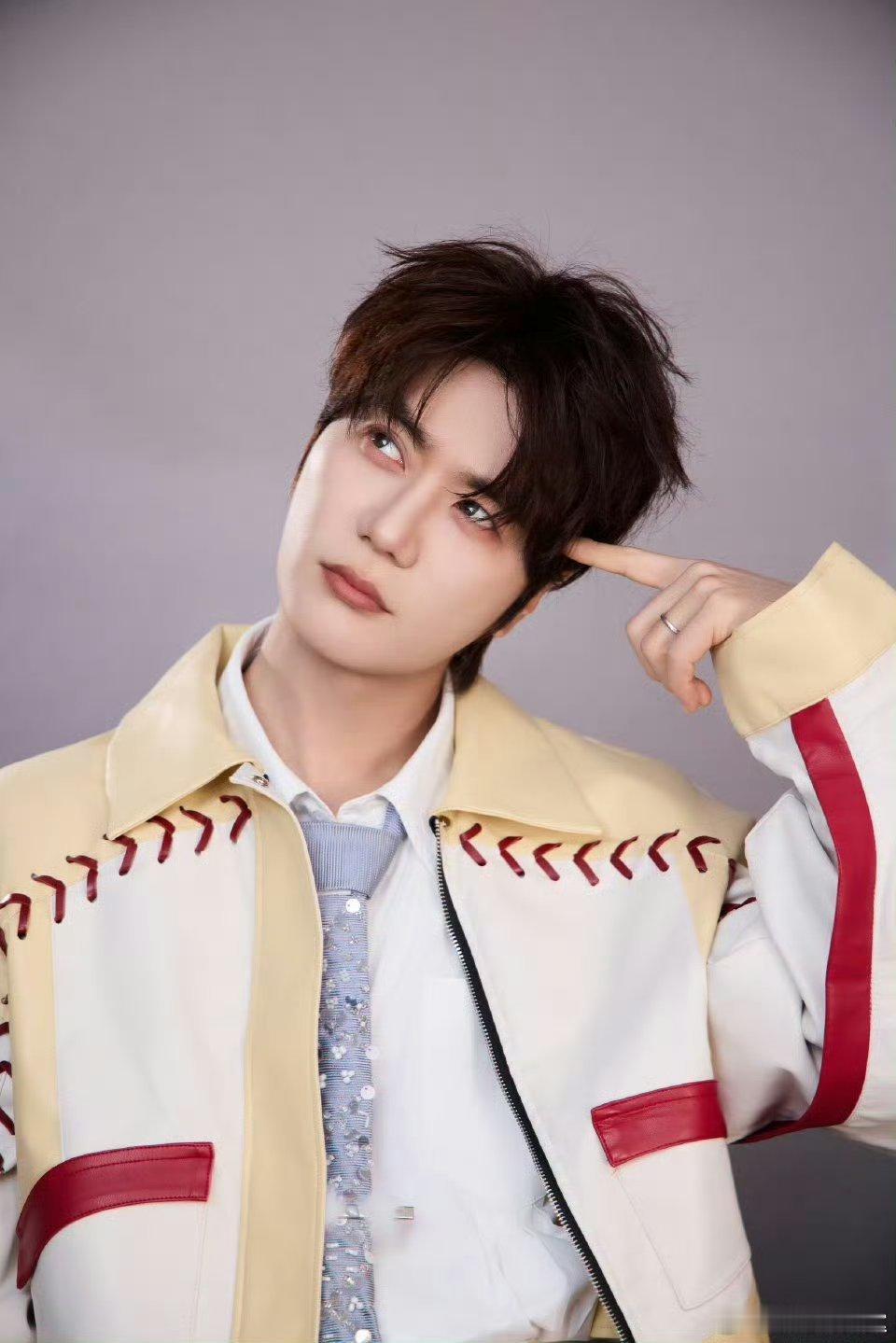 陆虎线下见完线上见舞台的灯光暗了，但手机屏幕亮了。感谢佛山，陆虎喊你移步直播间，