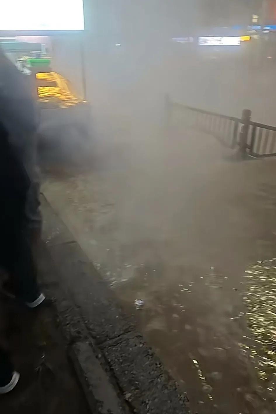 整条街都是热气腾腾的水，暖气爆了。又想到了那年两个在地下室出租屋活活烫死的女生
