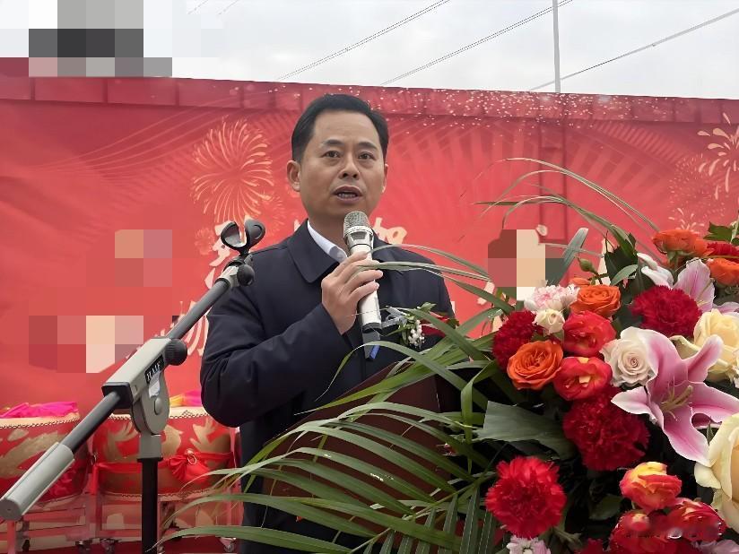 今天湖南宁乡高新区的刘颖上了热搜
他长期在宁乡园区行业工作
曾在宁乡经开区、高新