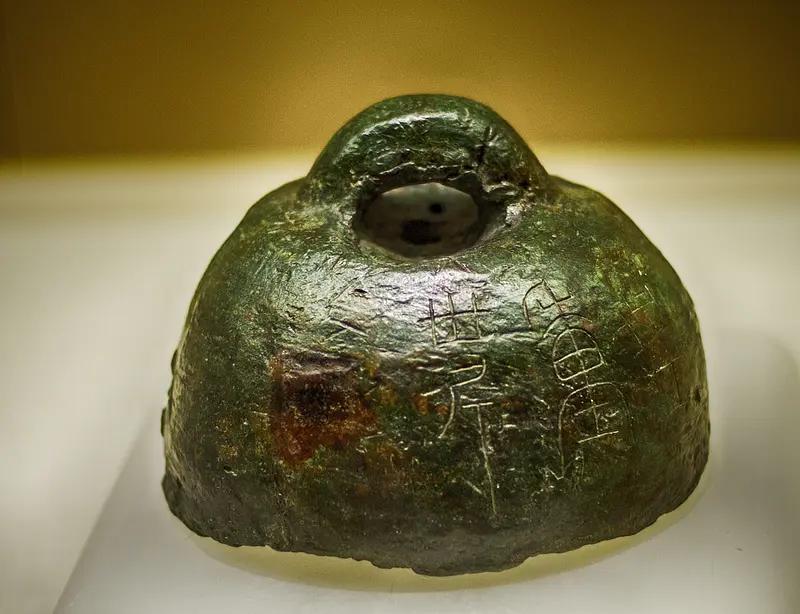 单这年份，就足以价值不菲。更不用说，上面还刻有文字。这文字更让这秤砣身价倍增，绝