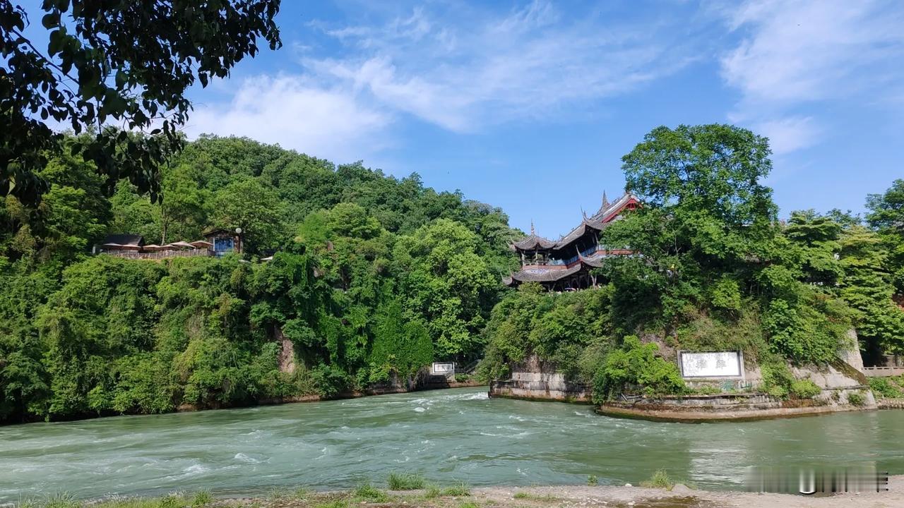 碧水蓝天，心旷神怡。[赞]