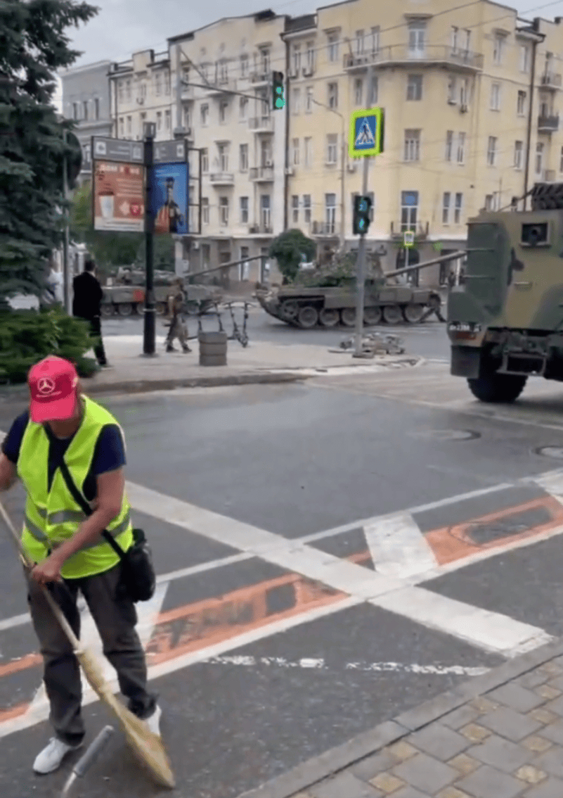 【“不明身份”武装人员控制俄南部军区司令部附近街区】据6月24日消息，当地时间2