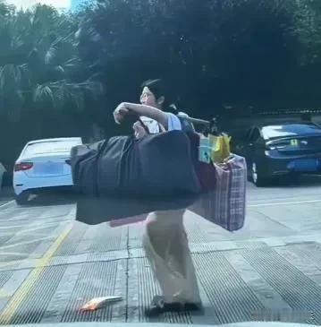 第一次看到这张照片，我泪目了！

高考结束后，很多人把自己的东西大部分“抛弃”了