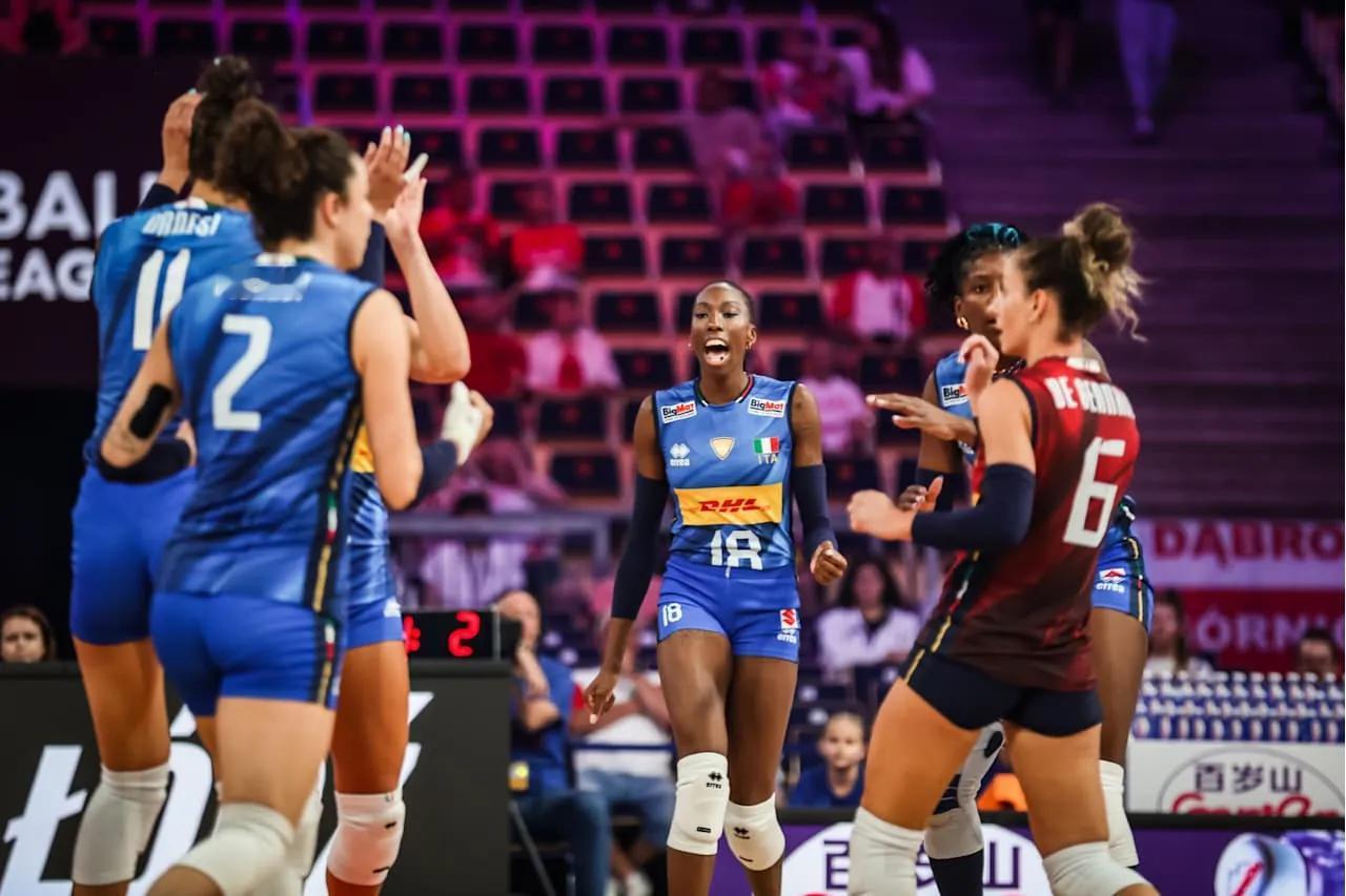 1/4决赛，意大利3-0横扫美国晋级四强。

比分：25-22，25-21，28