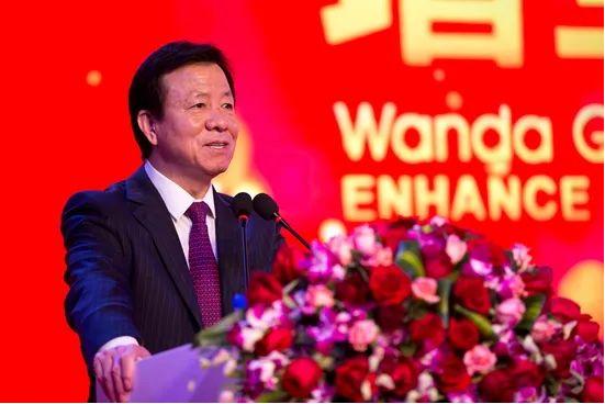 20多年前，王健林去一个万达工地视察，晚上留宿。一个叫丁本锡的新员工在门外整整守