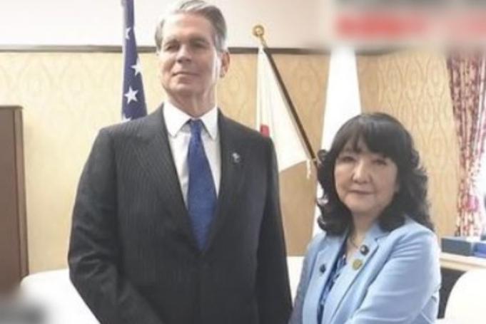 万万没想到！就在中美两国即将举行峰会的前一天，美国财长贝森特在东京干了件极其挑衅