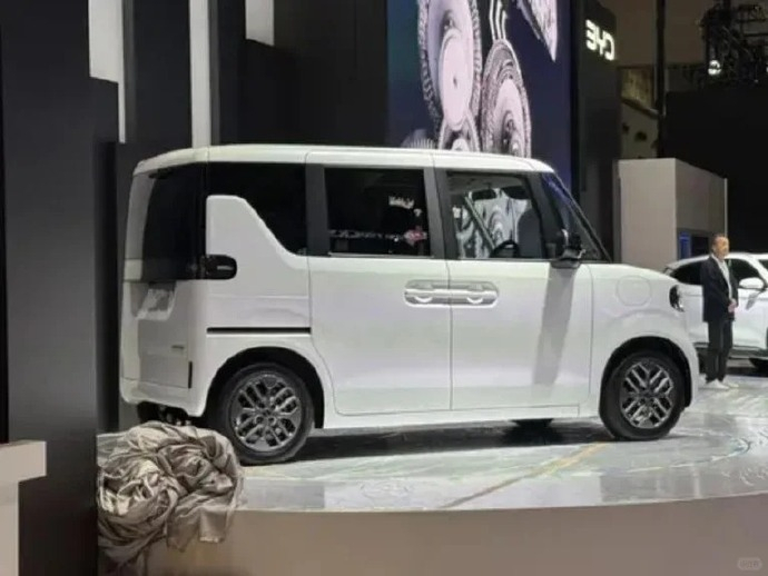 比亚迪K-Car正式亮相了，叫Racco，我感觉比谍照好看多了，可可爱爱干干净净