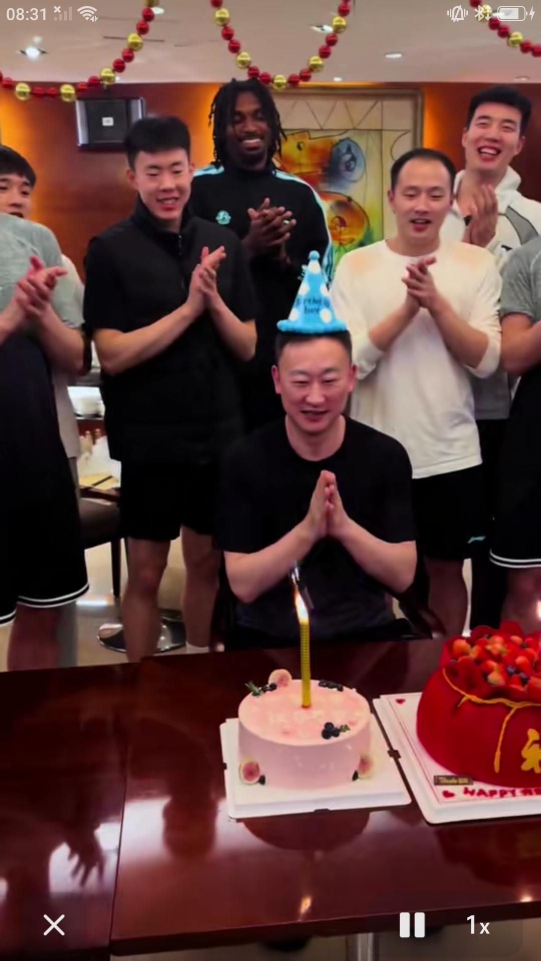 昨天是青岛队主教练刘维维的生日，全体队员为主教练刘维维庆生，刘指导双手合十许下心