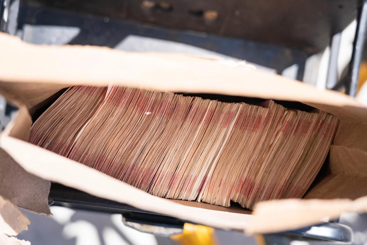那天在路上，我捡到沉甸甸一袋现金，数了一共27万。说实话，长这么大没见过这么多钱