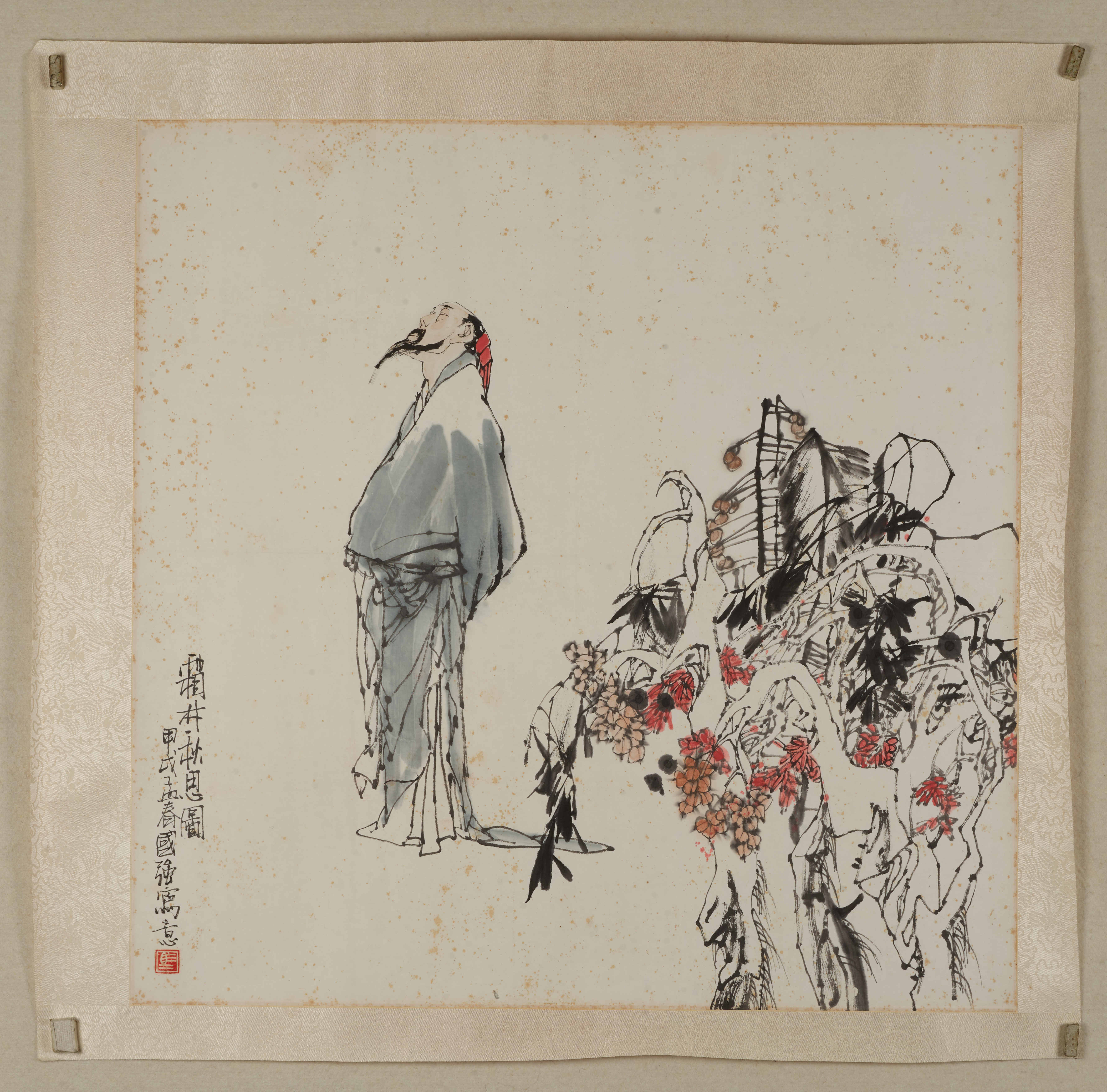 菊与石画右是另一重天地：墨蕉如挥毫，瘦石如蹲虎，菊点胭脂，藤挂疏果，还有一张待抚