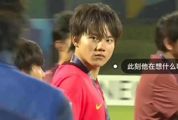 U17 赛事决赛终场哨响，比分尘埃落定，冠军奖杯与中国 U17 擦肩而过。喧闹的