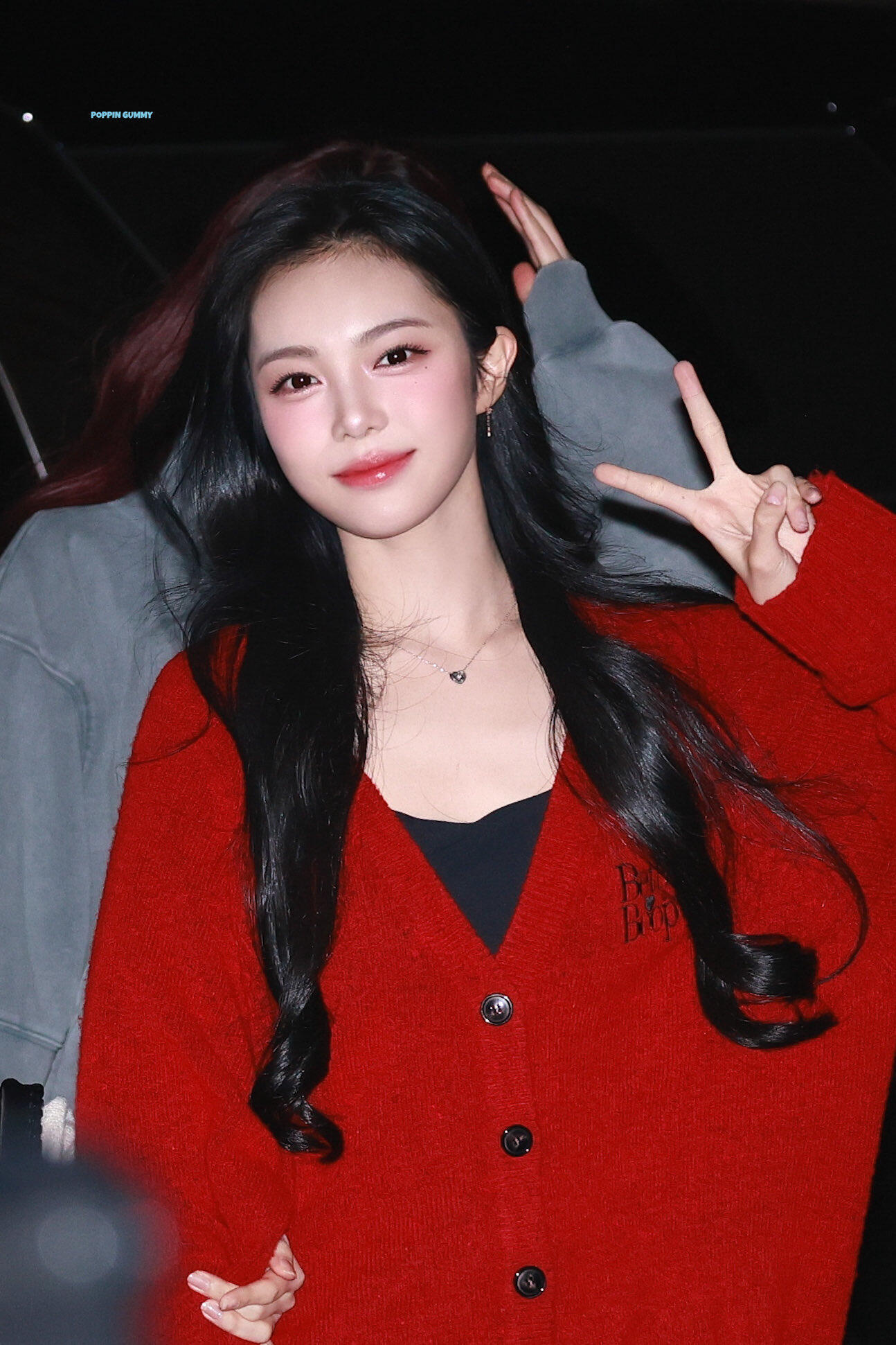 虽然她现在很美 但我感觉她长大以后会更美 成长期的小女孩穿大红色就是明媚又俊…?