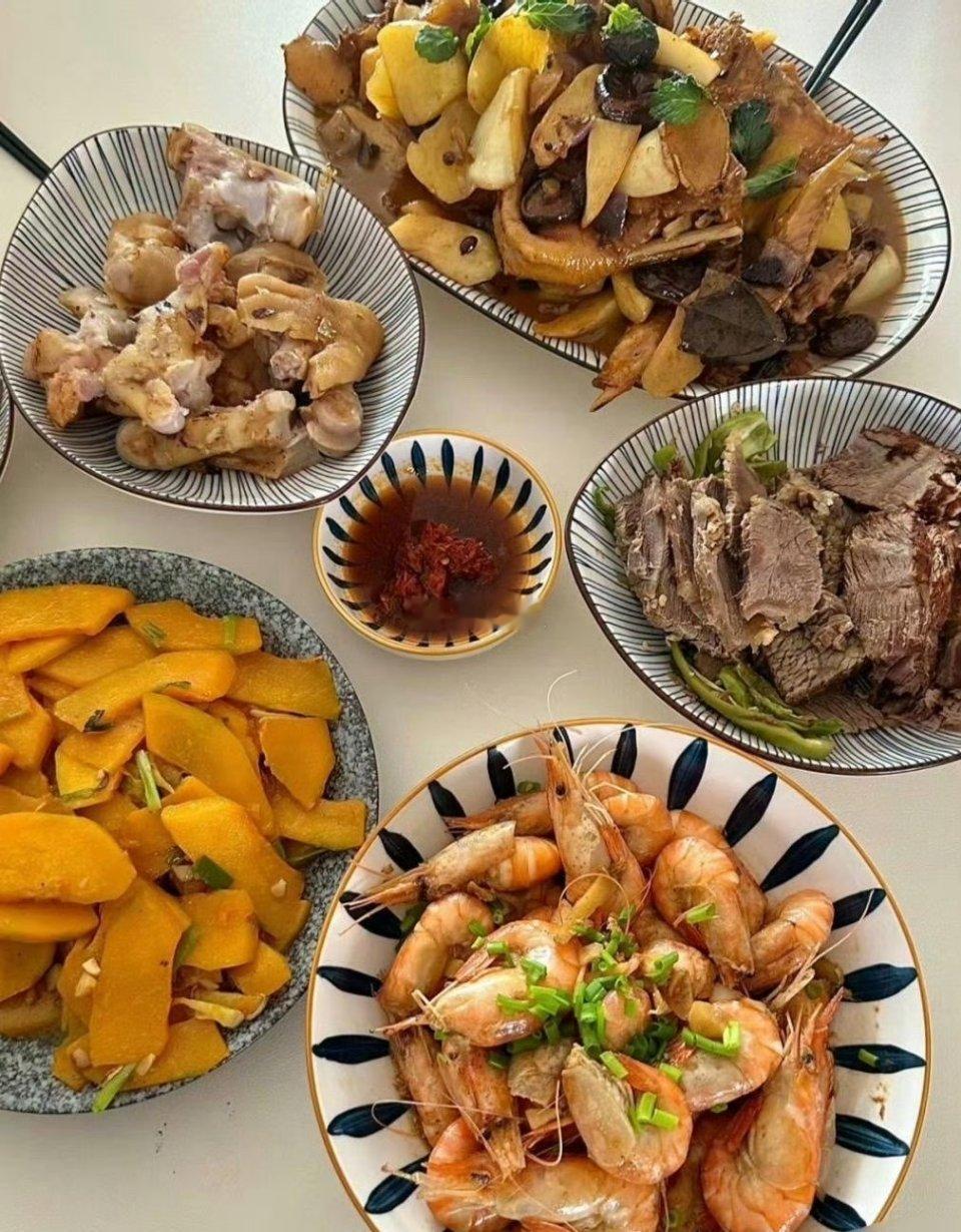同样是家常风味，你更倾向于图一还是图二的菜肴呢？ 