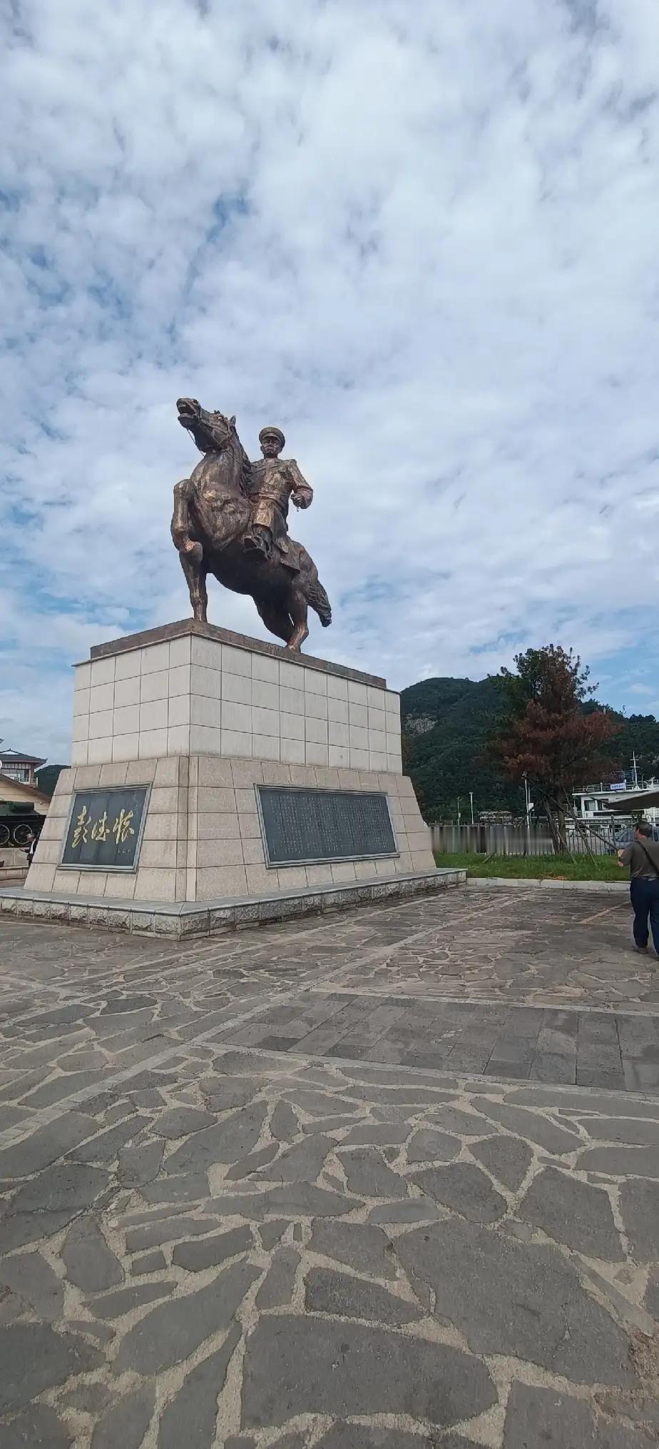今天是10月25日，是两个重大事件的纪念日，大家知道是哪两个事件吗？