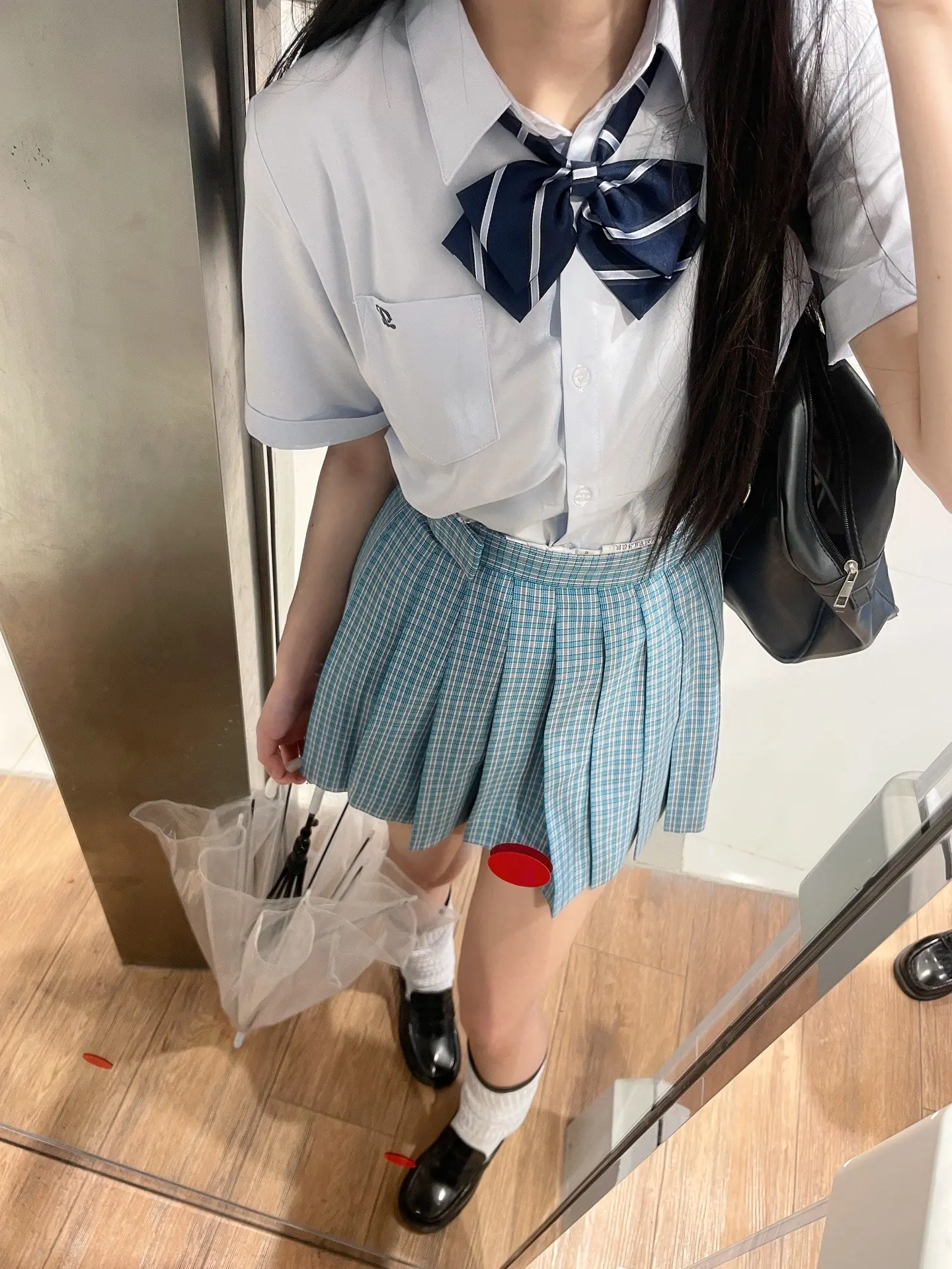 看到别人幸福的时候 自己也总是掉下眼泪 总觉得自己一路走来这么坎坷 我也该幸福的