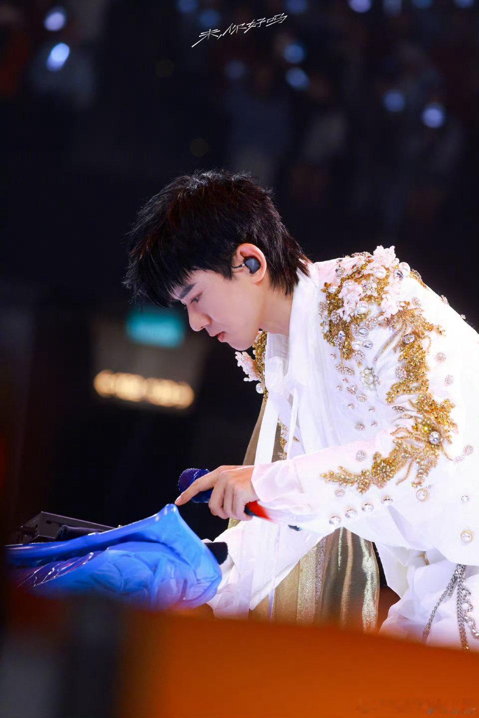 张杰点歌台 张杰成都演唱会今晚开唱 今晚，张杰开往1982新春场成都站燃情开启！