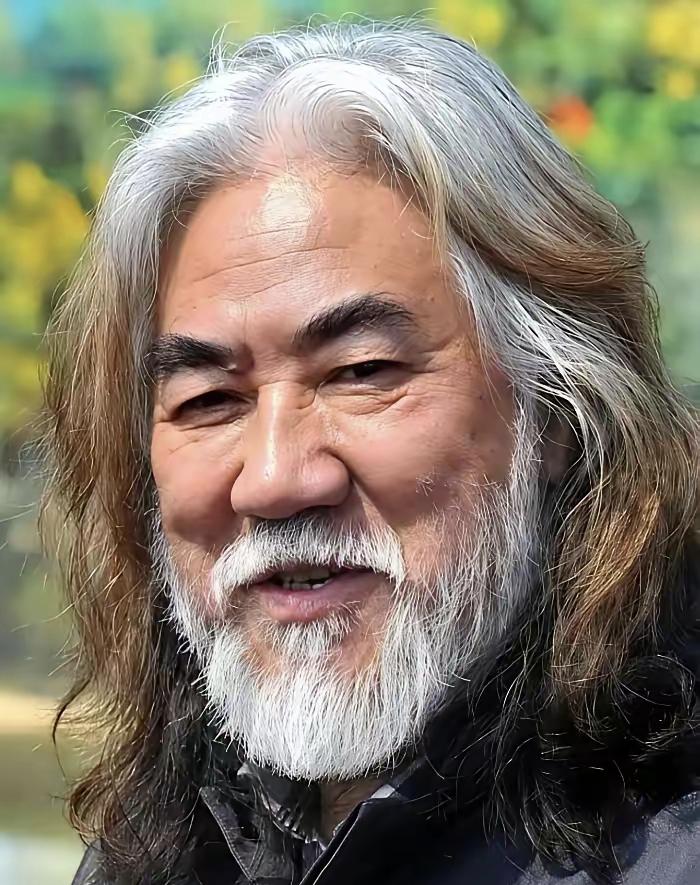 张纪中47岁的大女儿张语芯，居然和43岁的后妈杜星霖处成了朋友。之前还瞎琢磨这称
