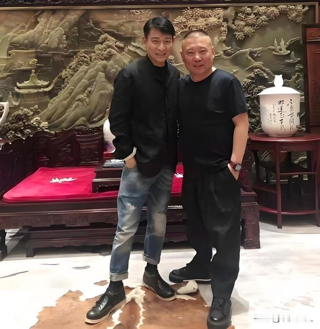 翻出一张老合照，是多年前刘德华和郭德纲一起吃饭时拍的。俩人看着站一块儿没啥违和感