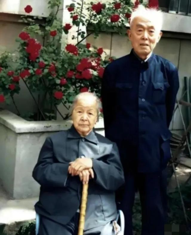 1964 年，北大教授季羡林听说妻子彭德华要来北京，连夜把家里的大床换成了单人床