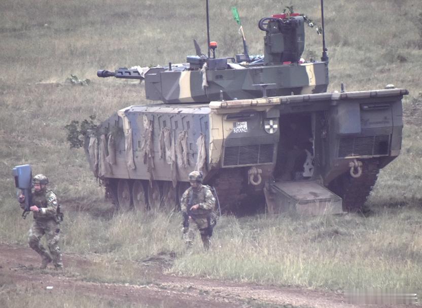 2025年的匈牙利陆军演习，指挥所使用防无人机网保护，假想敌使用无人机袭击装甲部