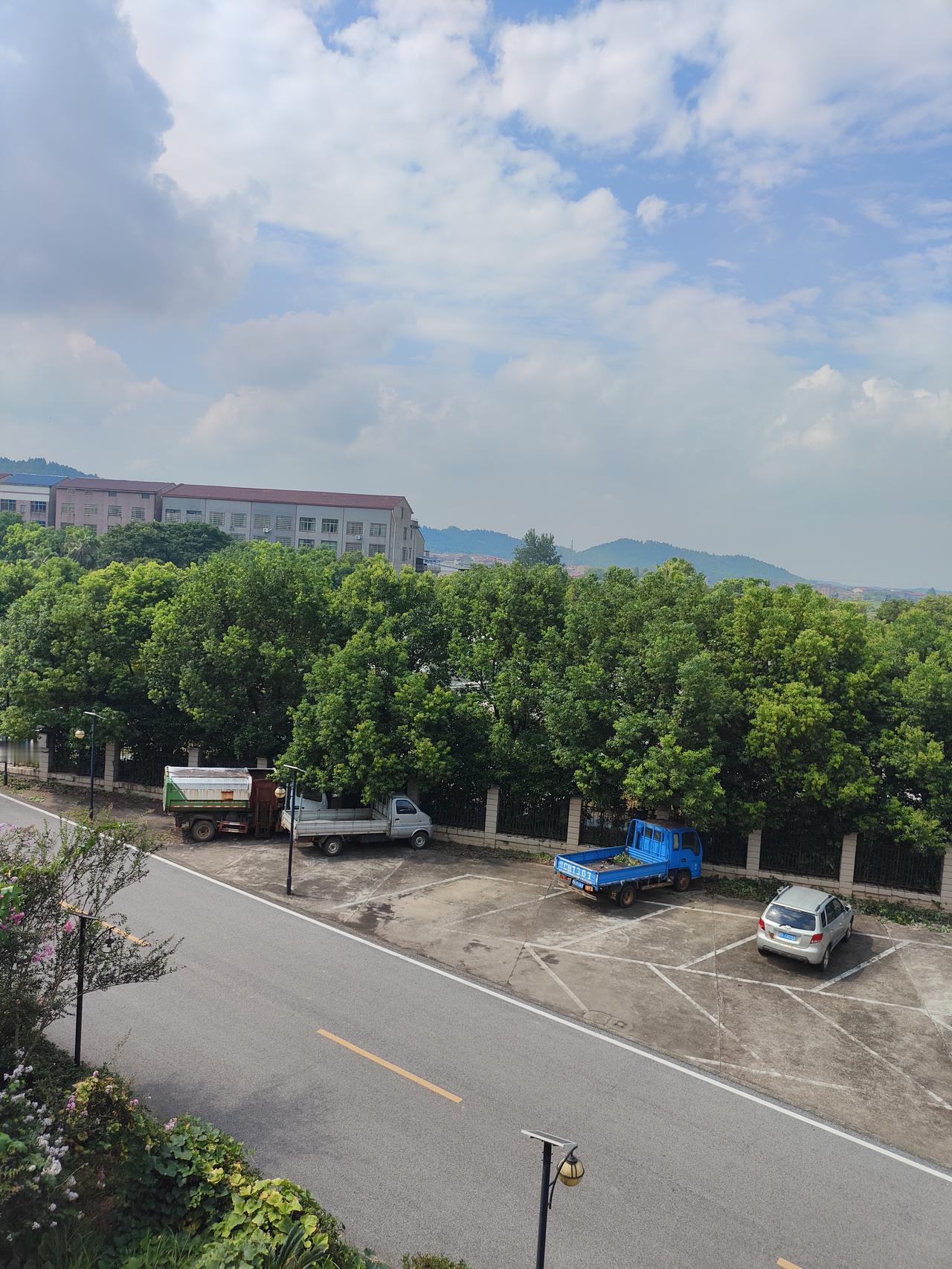 立秋了,你的家乡天气还热吗?
今天是8月18日，秋高气爽，天气还是蛮热的，离脱伏