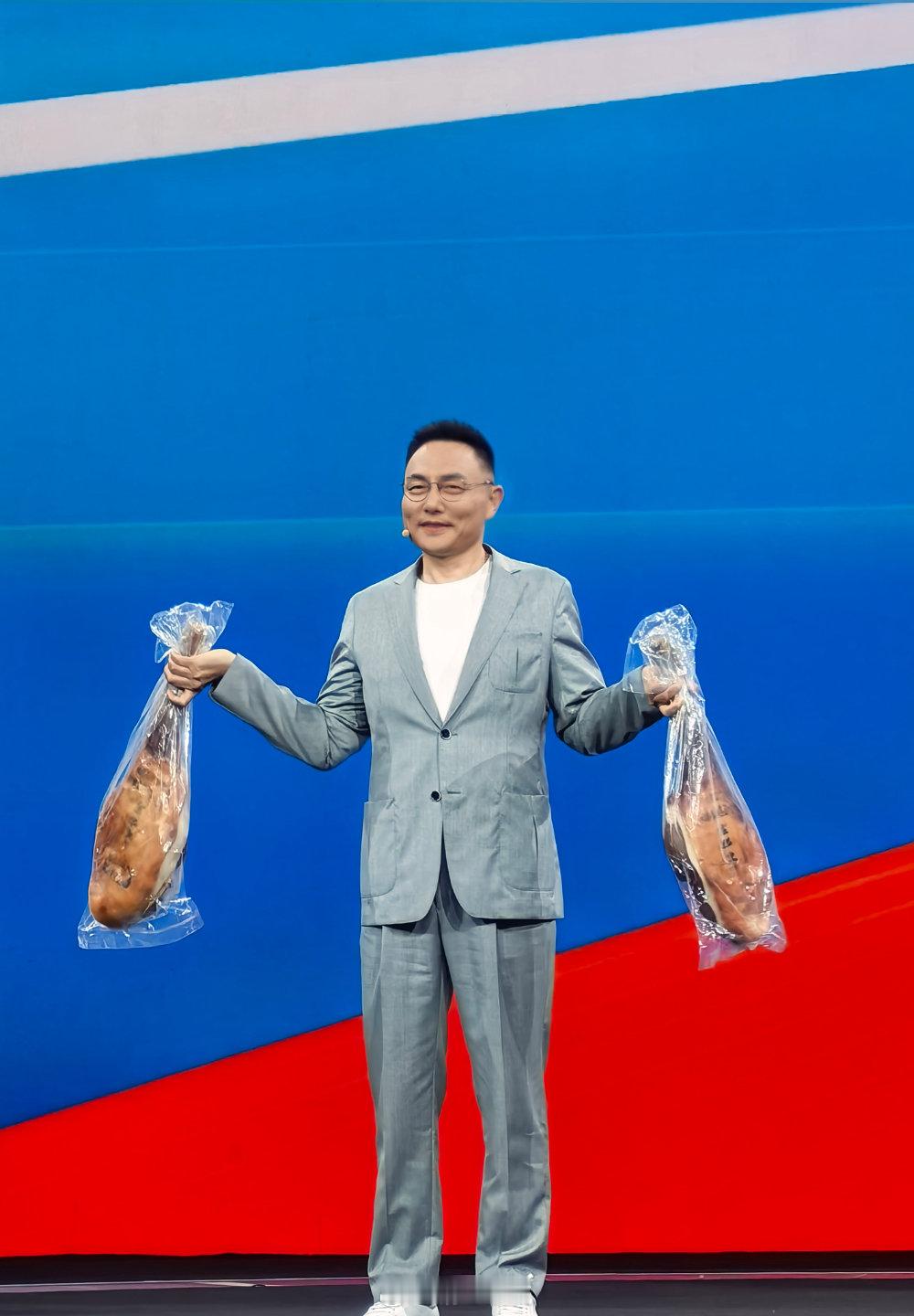 罗振宇三亚跨年演讲  老罗的跨年演讲，就像是一声激昂的号角，激励着我们勇敢地迎接