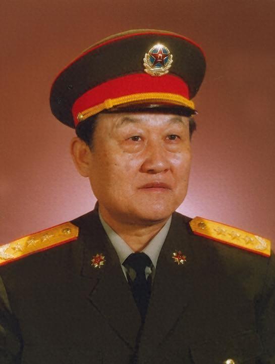 他开国时没有军衔，却被毛主席称为中流砥柱，六十一岁就任北京军区司令员！
1995