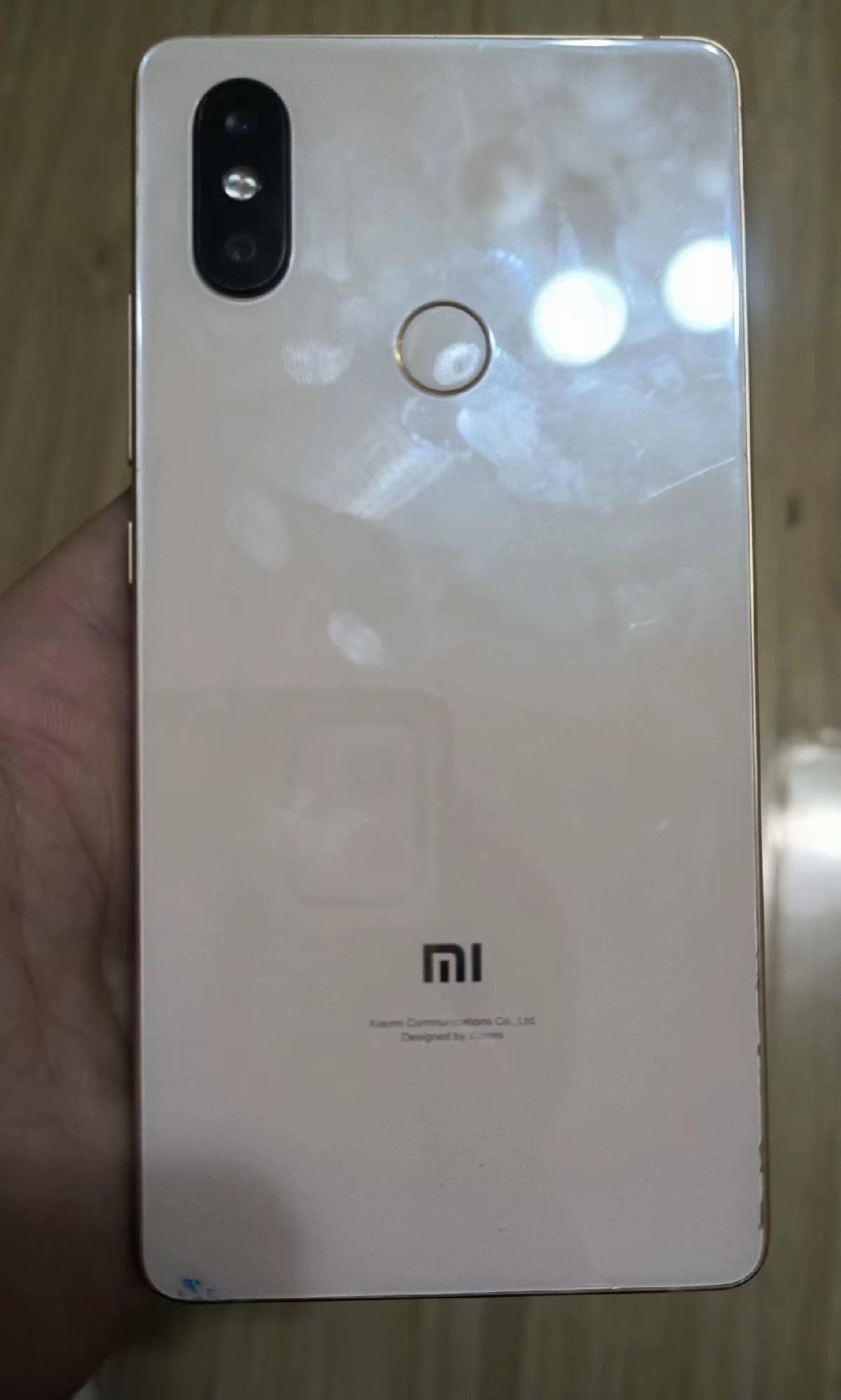 150块在闲鱼买了台小米8SE，唯一缺点就是屏幕有黄斑，不知道怎么形成的，看起来