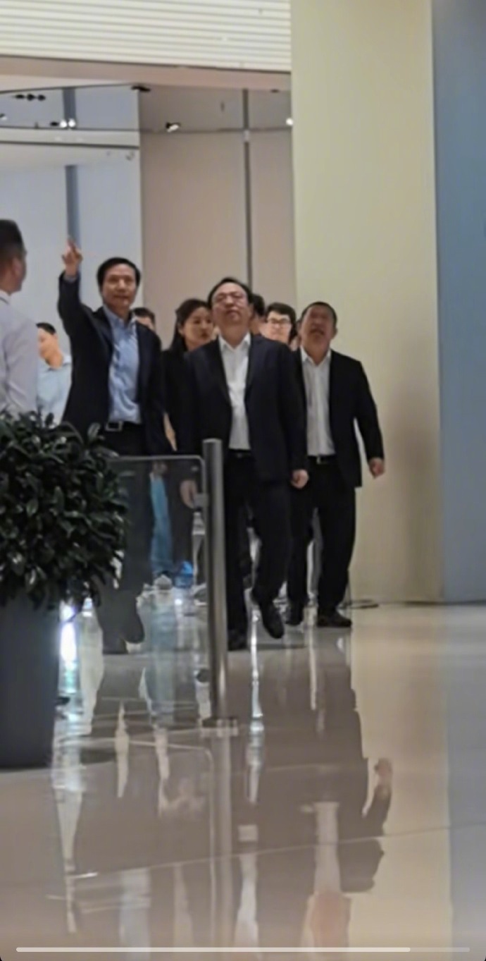 雷军带王传福参观小米工厂雷军和王传福在小米汽车工厂会面啦！此前雷军就说过和王总是