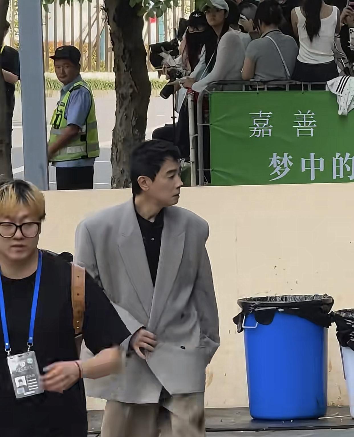 这件单件套，当年我穿比山鸡陈小春帅太多了！

差不多同款，我比他高，陈小春的袖子
