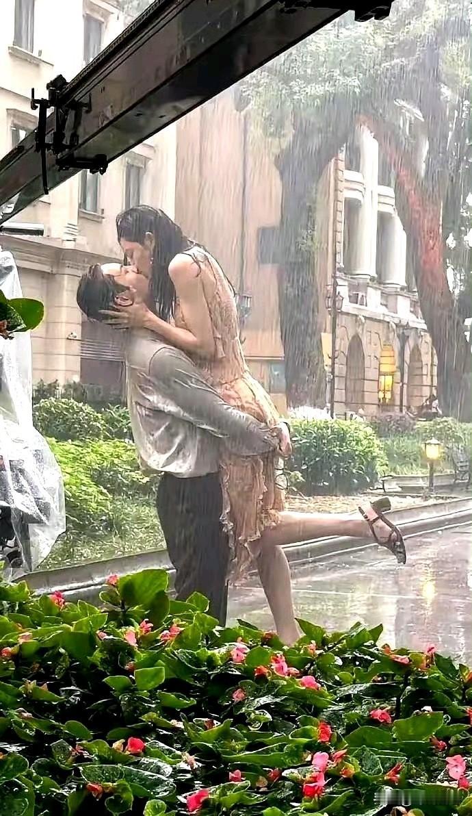 这张雨中剧照你能看出男女分别是谁吗？看出来的一定都是他们的铁粉吧！