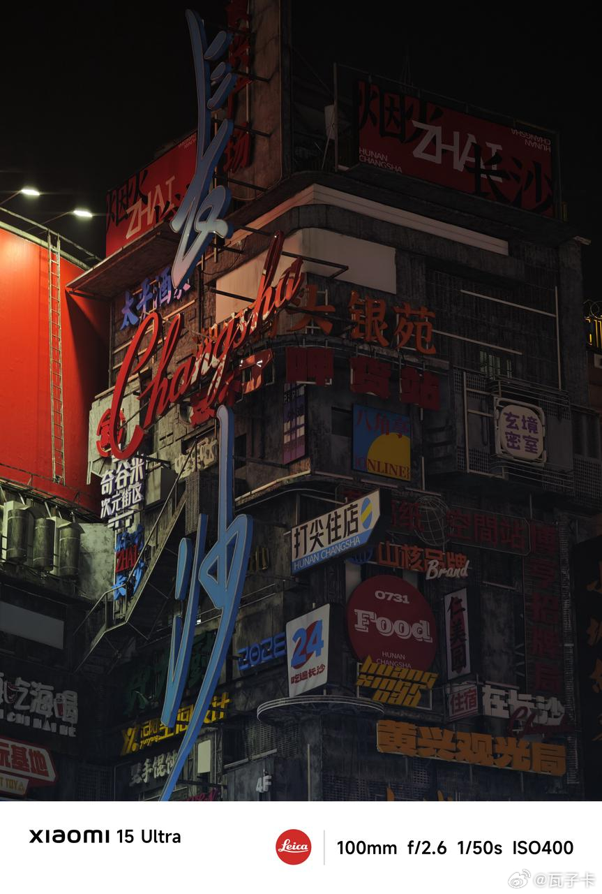 拍下2025闪闪发光的夜暮色四合时，这座城市才掀开最鲜活的扉页。街道在深夜中褪去