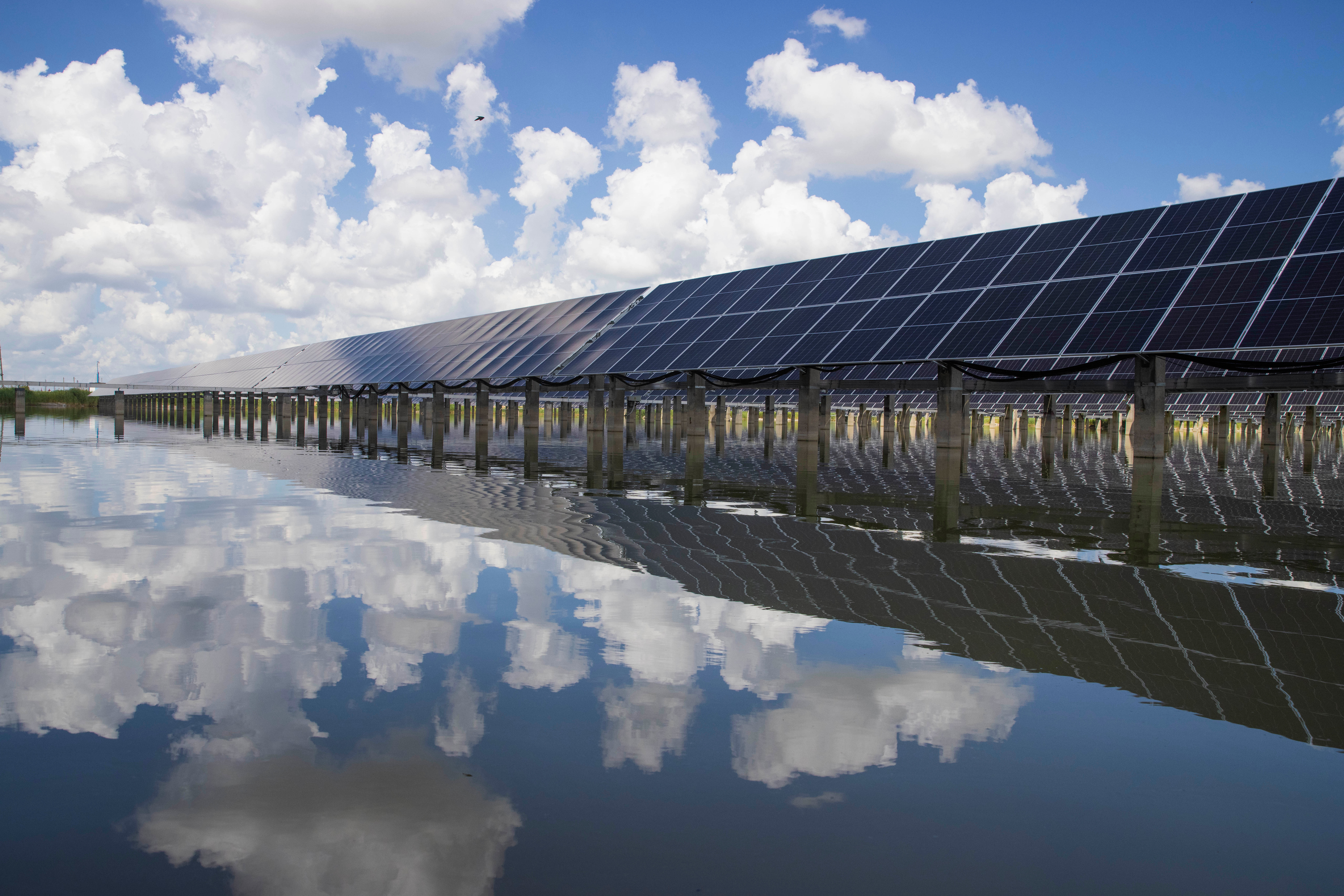 中国国家能源局近日公布的数据再次引发美媒关注。截至2025年底，中国累计发电装机