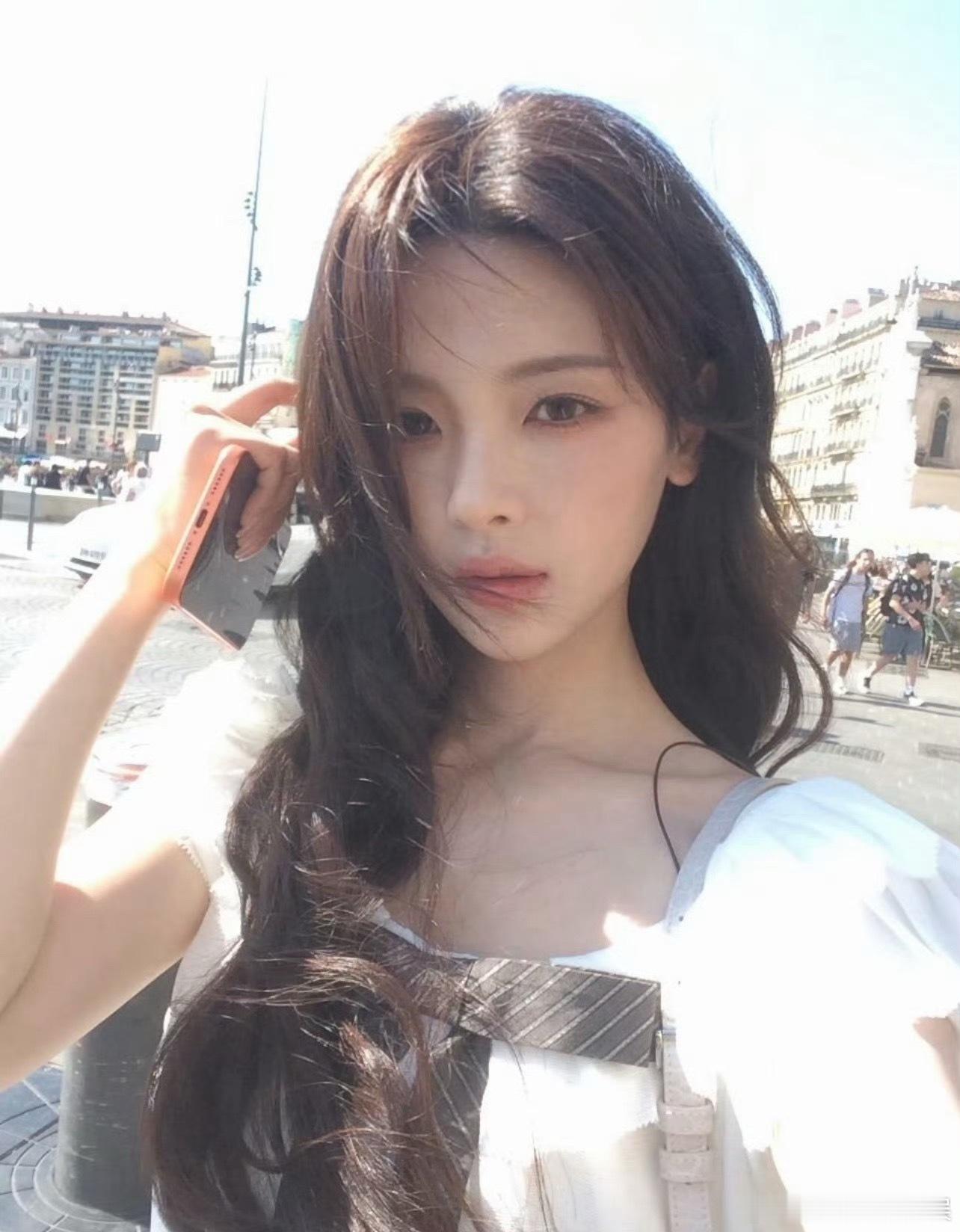 杨超越 其实我本人挺好看的放心哈杨超越好权威的一张脸，这身材，这大长腿简直仙品，
