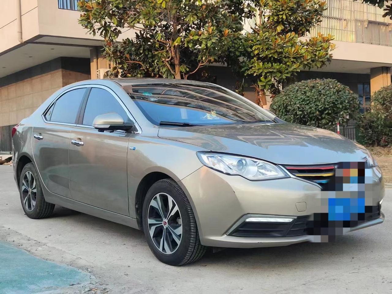 我们家之前买的第一辆车就是二手车，当时是我老公偷偷背着我买的，可能他手里面的钱不