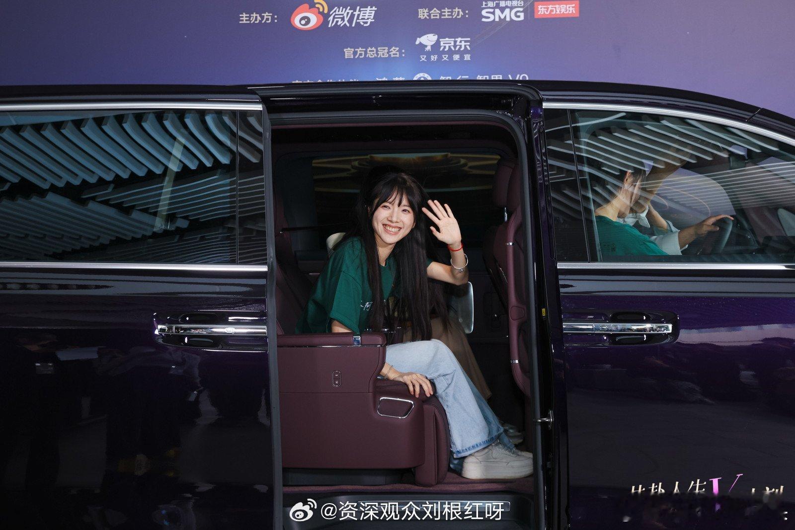 李思潼走红毯也穿工服 李思潼穿着工服走上红毯真的太接地气了，智界V时刻完美记录了