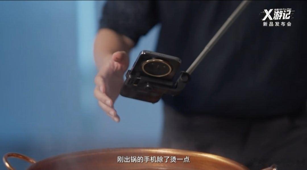 好家伙！荣耀x80 pro max不仅抗摔还不怕热水，用了潜艇分舱防水设计思路，