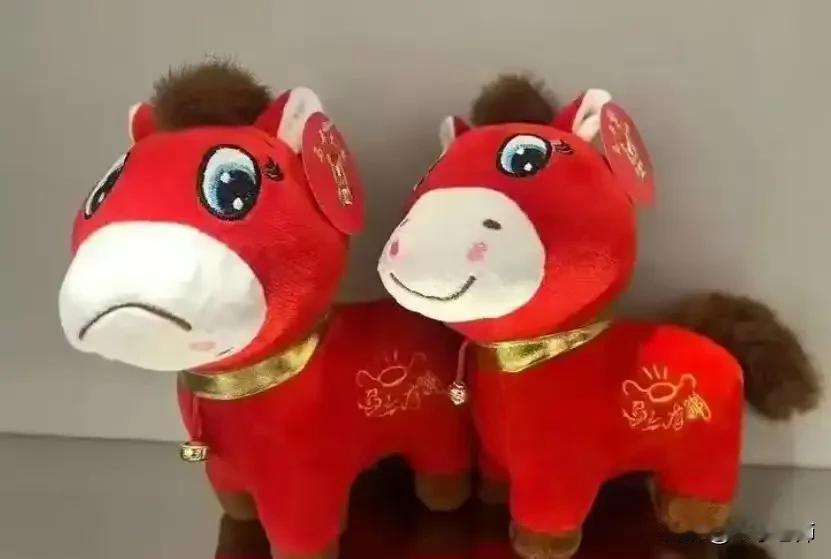 歪打正着的“哭哭马”与原本的“笑笑马”都很可爱，这对“苦笑组合”让人觉得有趣又治