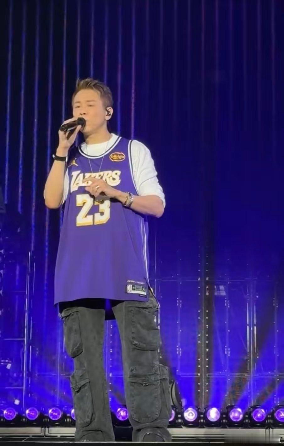 陶喆北美传奇场馆留名 传奇同框太燃了！陶喆在Kia Forum完成北美巡演收官，