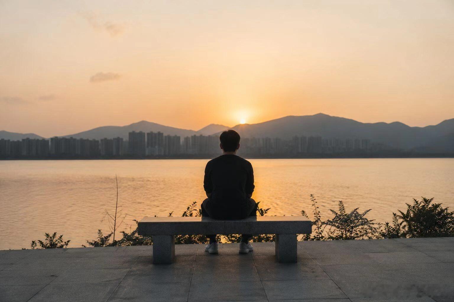 标题：别让别人的评价，定义了你的价值很多人活得越来越累，是因为太在意别人怎么看自