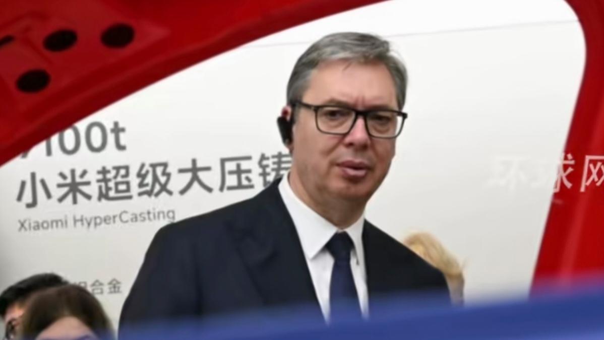 今天武契奇去了小米的汽车工厂参观体验，陪同的工作人员给他介绍小米汽车的详细信息，