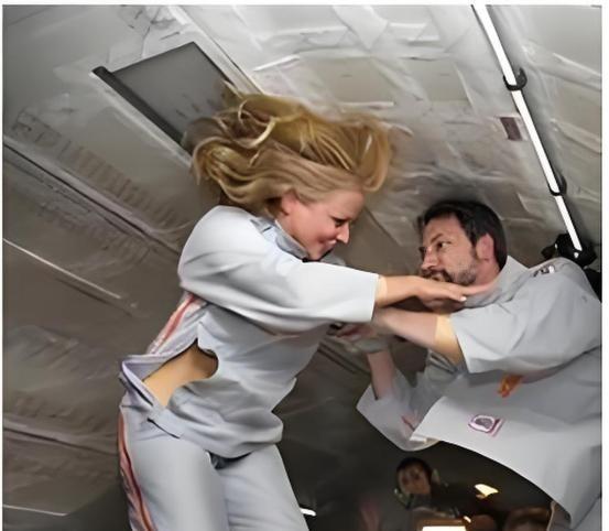 1992年，首对 美国 夫妻宇航员上天，在完成8天的太空之旅后，记者们急冲冲地抛