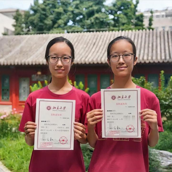 双胞胎姐妹双双圆梦北京大学，和父母成为校友
近日，北京八中的双胞胎杨若瑾、杨若瑜