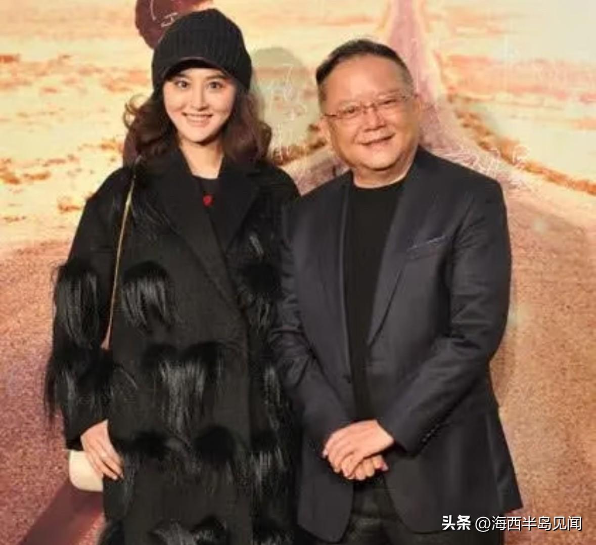 王刚妻子郑艳东惊艳亮相，才貌双全，气质优雅 。

王刚的妻子是郑艳东。她是解放军