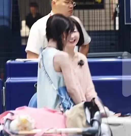 物料花絮🈶周冬雨反而是花少 8 女生里面最吃得开的花儿与少年 | 