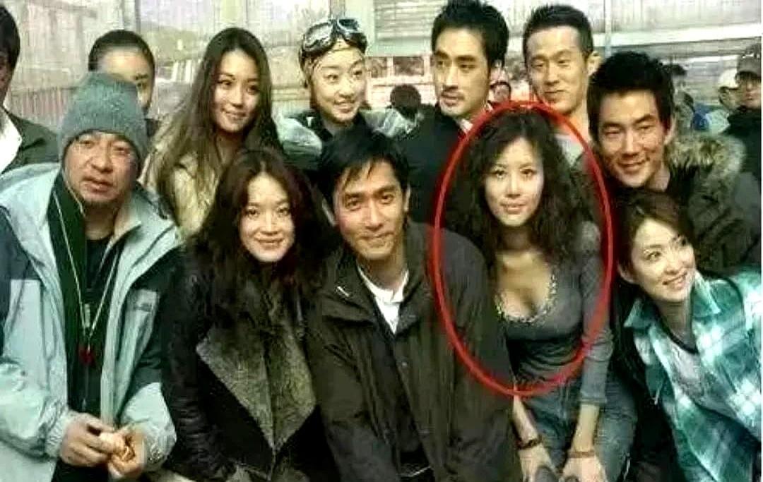 知道她是谁吗

她曾是演员，和梁朝伟同框过，那次场合里舒淇穿得多，别人都穿冬装，